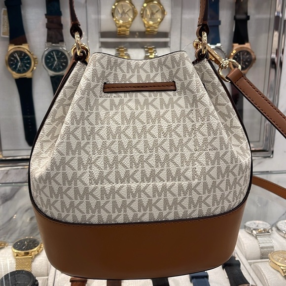 Michael Kors Reed Medium Belted Bucket Messenger Crossbody Handbag Vanilla MK - Picture 11 of 16